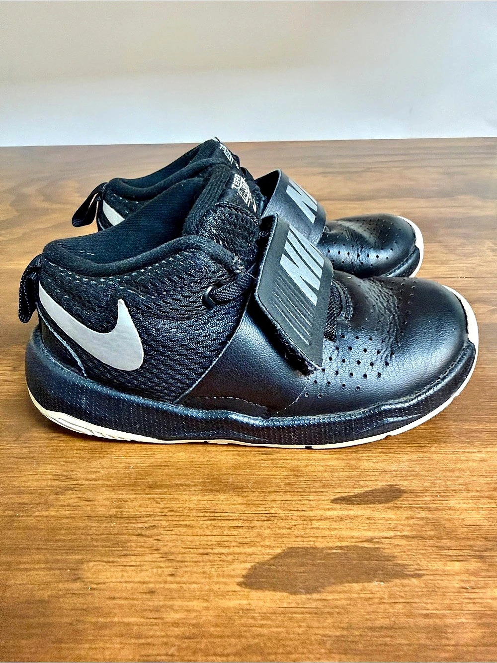 Nike Team Hustle D8 Boys US 8 Black & White Sneakers